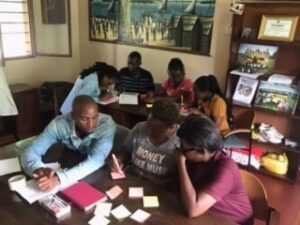 Henkilökunnan koulutus menosa Mtwarassa
