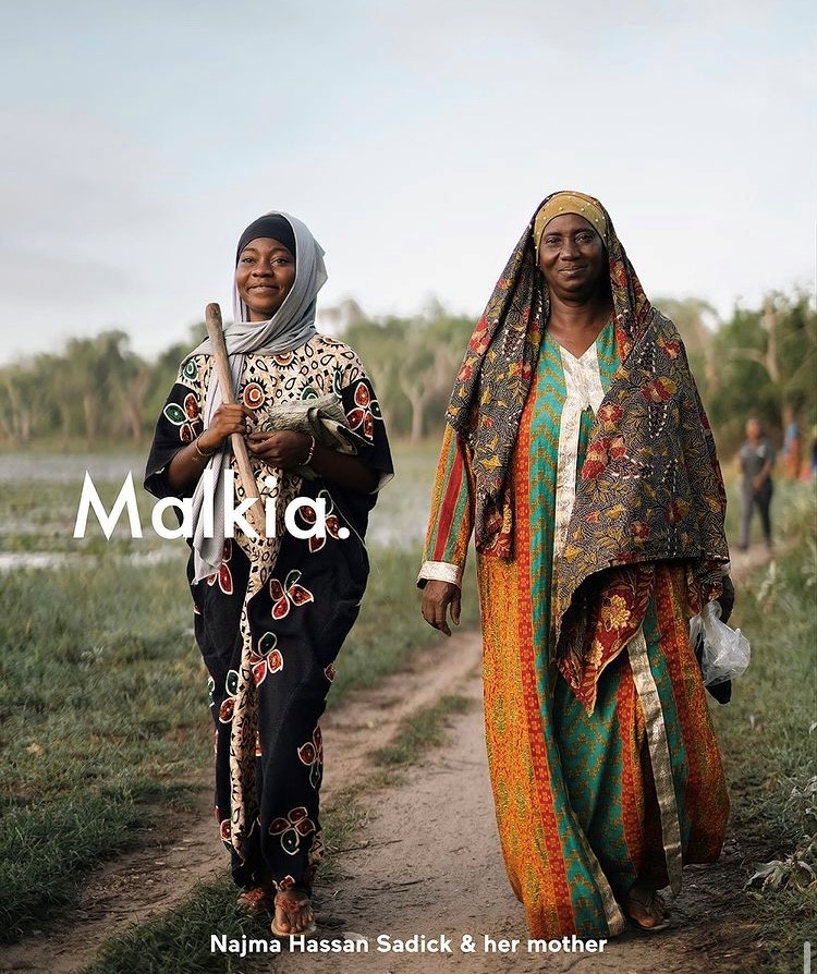 Kuvassa näkyy Najma -niminen tyttö sekä hänen äitinsä kävelemässä ulkona Tansaniassa. 