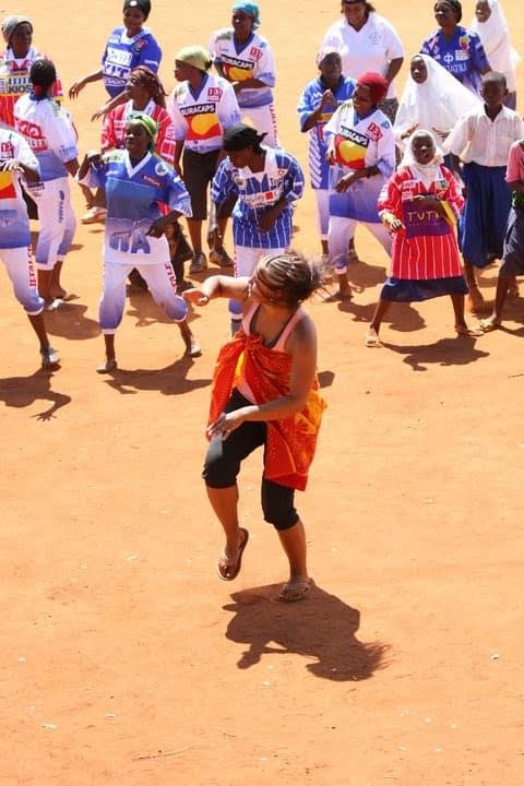 Kuva globaalikasvatuksen asiantuntijasta Miia Hautakankaasta, jossa hän pitää tanssituntia Tansaniassa. 
